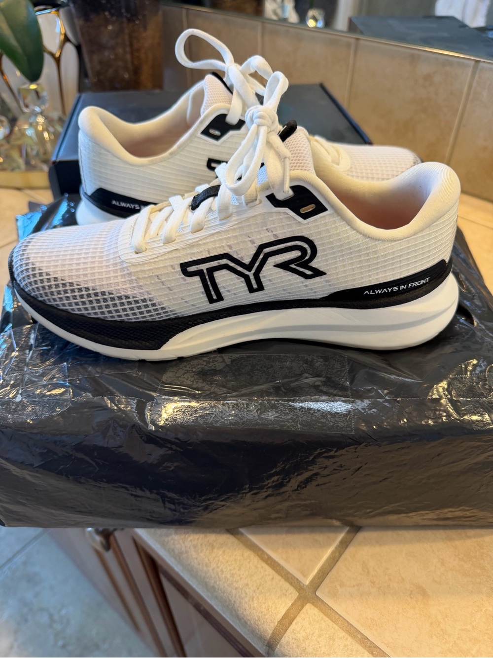 TYR White and Black SR-1 TEMPO
TEMPO RUNNER